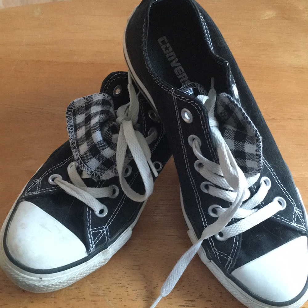 Black converse sneakers